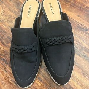 Indigo Rd. Black Skin Braided Mules